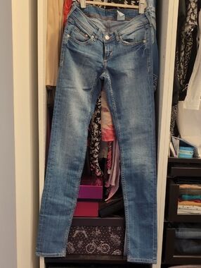 H&M Women's Skinny Jeans in Medium Blue Wash